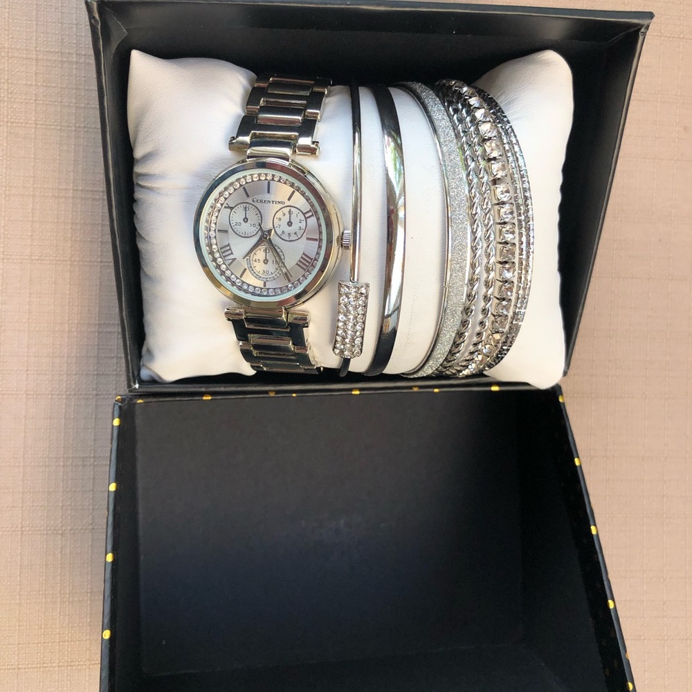 Watch with bracelets